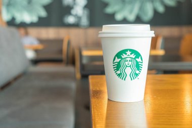 Bangkok, Tayland-Temmuz 6: Starbucks sıcak içecek masada kahve