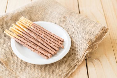 Badem aromalı bisküvi sopayla