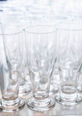 birçok boş gözlük bir çizgi