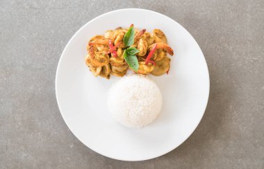 Kızarmış karides ve yeşil köri karıştırın 