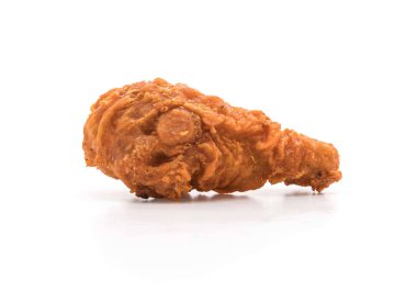 Beyaz arka planda kızarmış tavuk