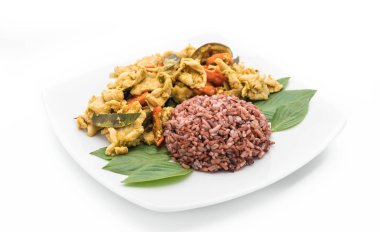 Tavada kızartılmış yeşil köri tavuk Berry pirinç