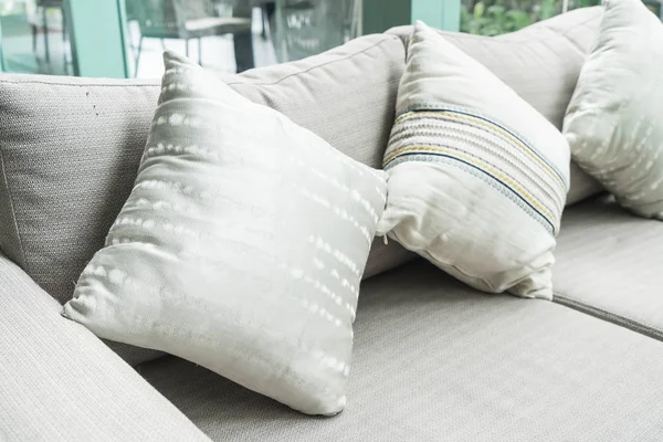 Krásné luxusní polštáře na pohovce dekorace v obývacím pokoji interio — Stock fotografie
