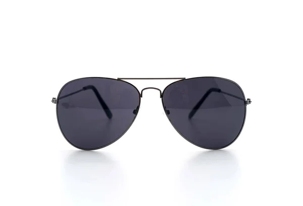 Beyaz arkaplanda güneş gözlüğü — Stok fotoğraf