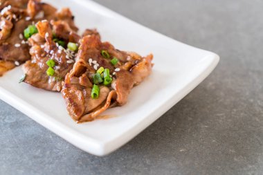 plaka üzerinde ızgara domuz