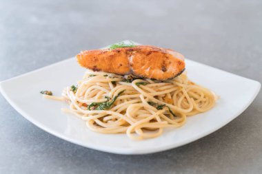 somon ile tavada kızartılmış acılı spagetti