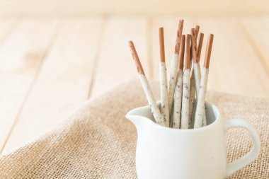 tanımlama bilgisi ve aromalı kremalı bisküvi sopayla