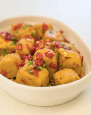 Kızarmış tofu biber tuz