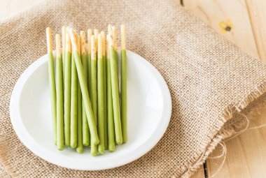 yeşil çay aromalı bisküvi sopayla