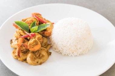 Kızarmış karides ve yeşil köri karıştırın 