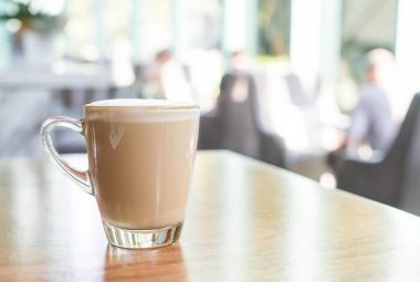 Sıcak latte kahve fincanı