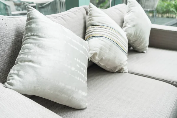 Люксовая подушка на диване в гостиной — стоковое фото