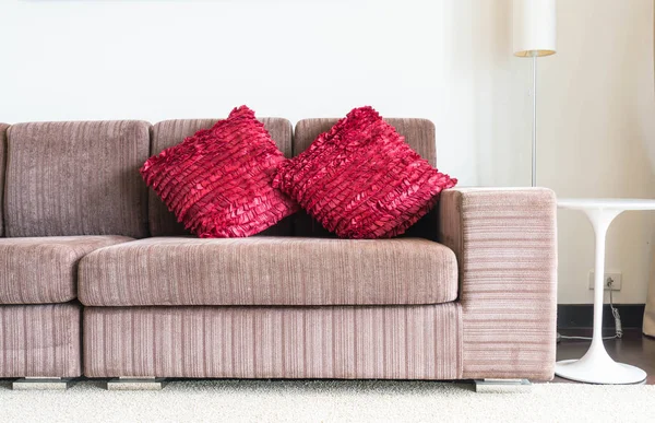 Hermosa almohada en la decoración del sofá en la sala de estar — Foto de Stock