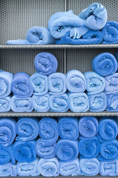 Ręcznik roll stosu na półce — Zdjęcie stockowe