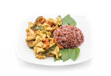 Tavada kızartılmış yeşil köri tavuk Berry pirinç