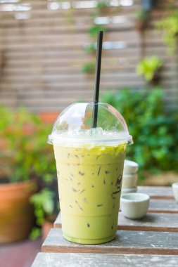 Buzlu yeşil çay süt