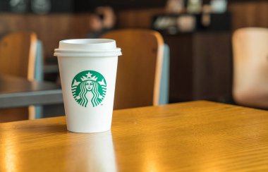 Bangkok, Tayland-Temmuz 6: Starbucks sıcak içecek masada kahve