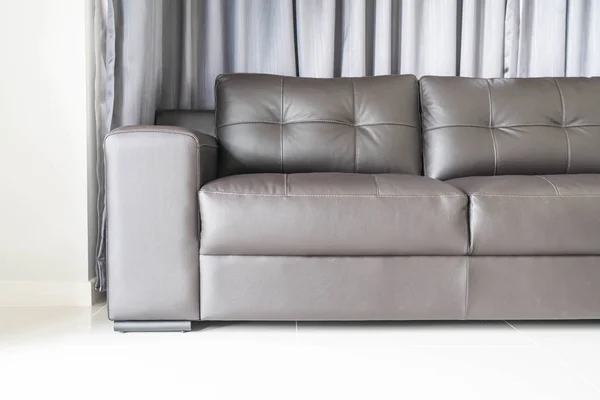 Современный диван в гостиной — стоковое фото