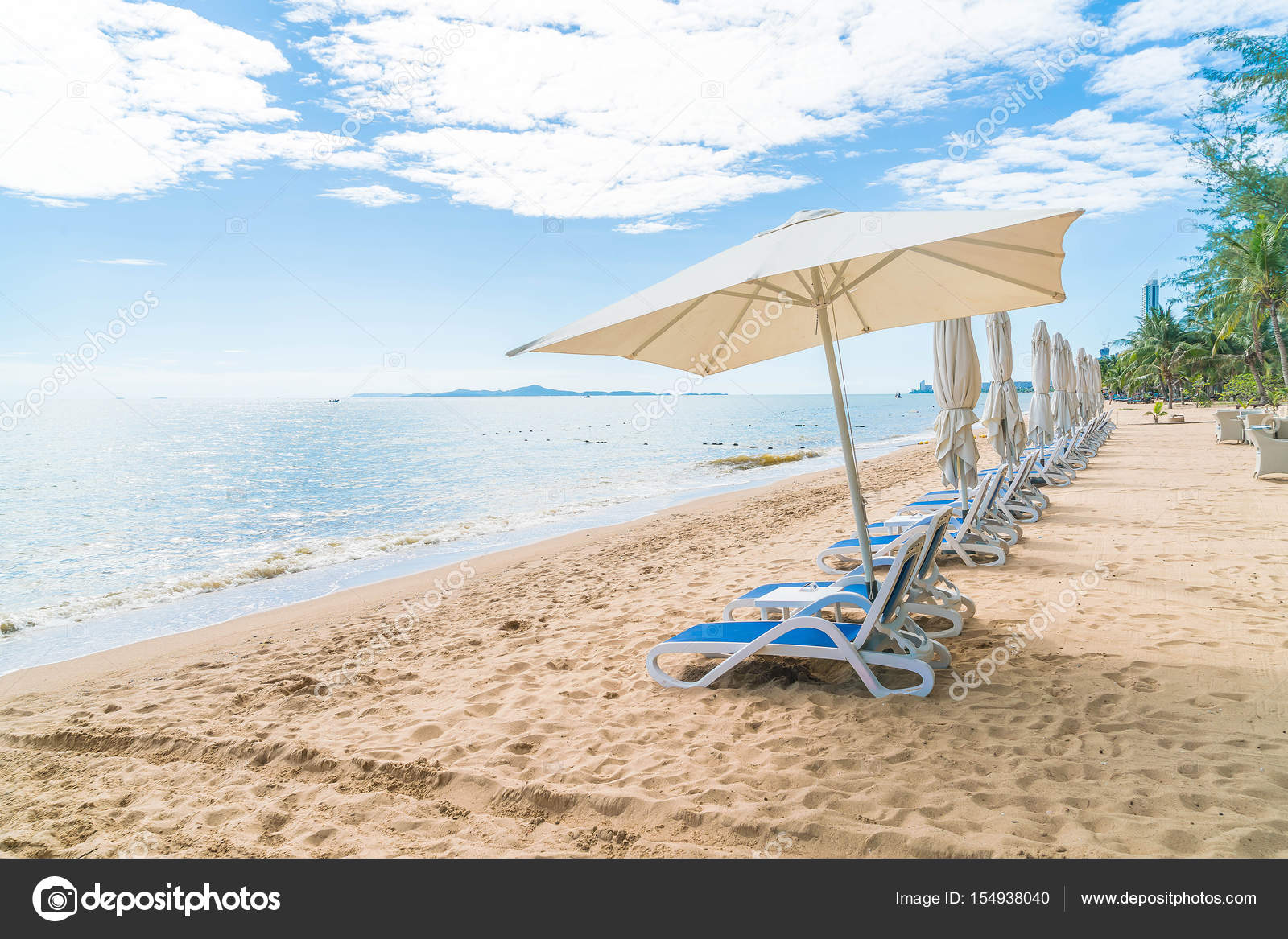 Espace Extérieur Avec Parasol Et Chaise Sur La Magnifique