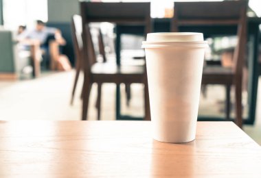 Kahve dükkanında kahve fincanı.