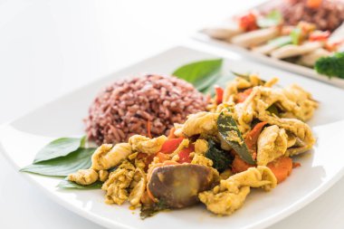 Tavada kızartılmış yeşil köri tavuk Berry pirinç