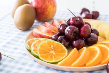 dilimlenmiş meyve karışık