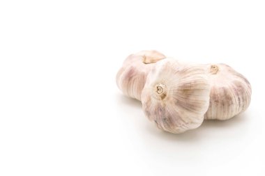 Beyaz arkaplanda sarımsak