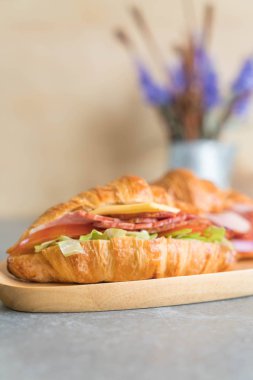 croissant sandwich ham