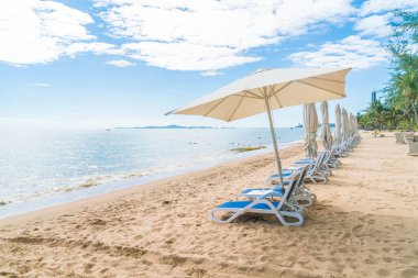 Şemsiye ve güzel tropikal plaj sandalye ile açık ve 