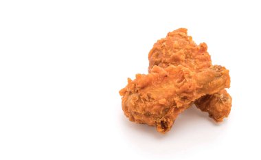 Beyaz arka planda kızarmış tavuk