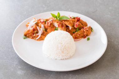 Baharatlı kızarmış tavuk salatası