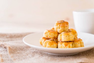 Durian çerezleri beyaz plaka üzerinde