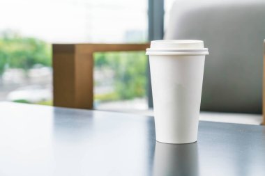 Kahve dükkanında kahve fincanı.