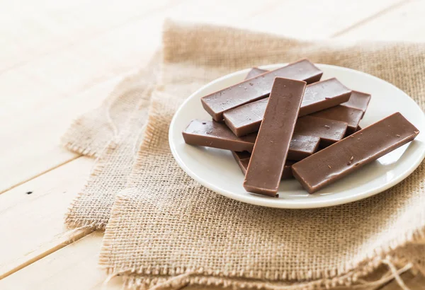 Barras de chocolate sobre fondo de madera — Foto de Stock