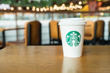 Bangkok, Tayland-Temmuz 6: Starbucks sıcak içecek masada kahve