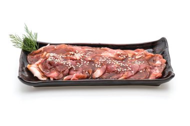 taze domuz sosu ve susam ile dilimlenmiş