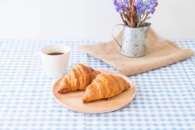 tereyağı kruvasan masada