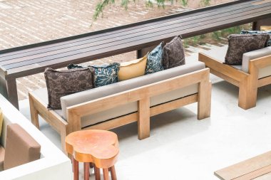 Boş sandalye ve masa 