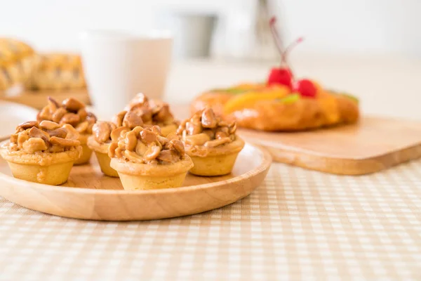 Toffee cupcake with coffee — Stock Photo, Image