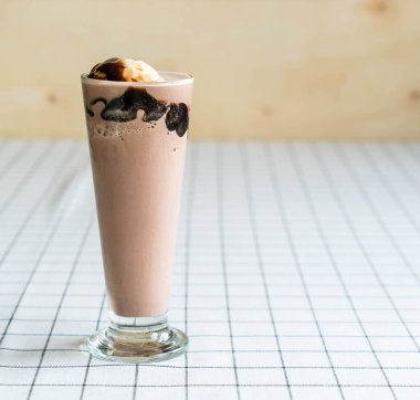 vanilyalı dondurma ile çikolata frappe