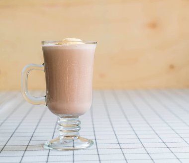 vanilyalı dondurma ile çikolata frappe