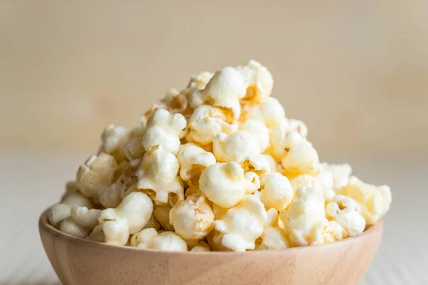 Karamell-Popcorn auf dem Tisch — Stockfoto