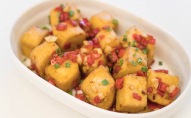 Kızarmış tofu biber tuz