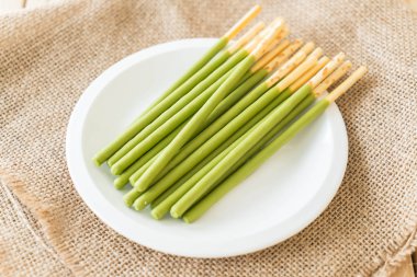 yeşil çay aromalı bisküvi sopayla