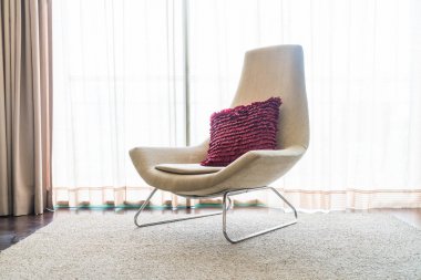 Kanepe oturma Interio dekorasyonda güzel lüks yastık