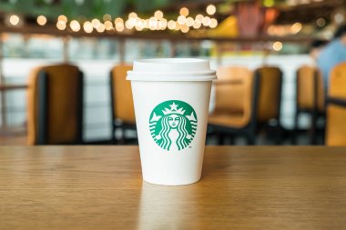 Bangkok, Tayland-Temmuz 6: Starbucks sıcak içecek masada kahve