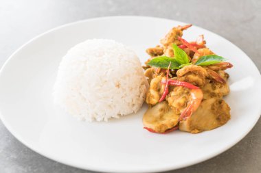 Kızarmış karides ve yeşil köri karıştırın 