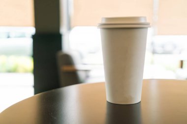 Kahve dükkanında kahve fincanı.