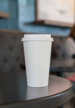 Kahve dükkanında kahve fincanı.