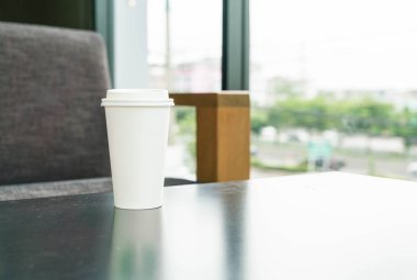 Kahve dükkanında kahve fincanı.